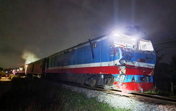 Clip xe tải vượt r&agrave;o chắn bị t&agrave;u hỏa t&ocirc;ng g&atilde;y đ&ocirc;i - Ảnh 3.