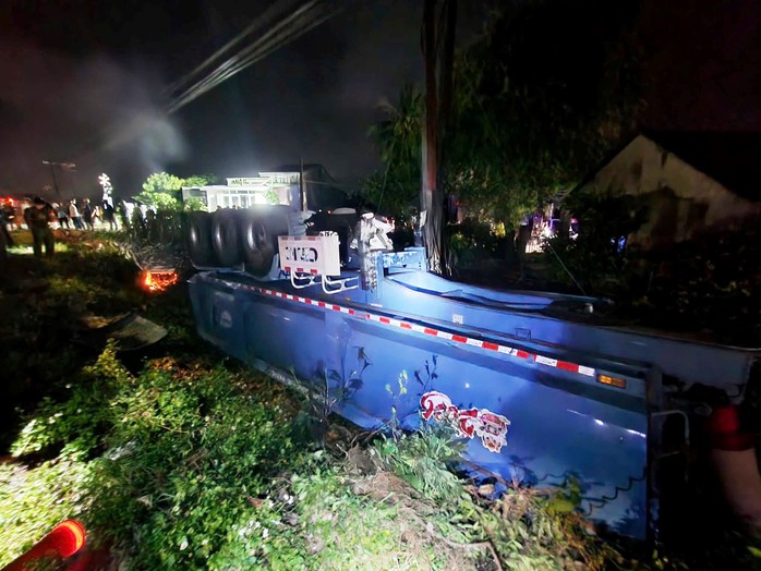 Clip xe tải vượt r&agrave;o chắn bị t&agrave;u hỏa t&ocirc;ng g&atilde;y đ&ocirc;i - Ảnh 2.