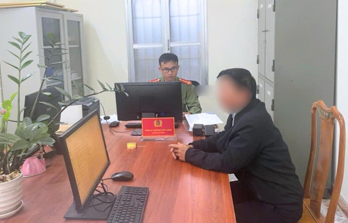 Đăng tải th&ocirc;ng tin sai sự thật về bầu cử, 2 người đ&agrave;n &ocirc;ng ở H&agrave; Tĩnh bị xử phạt 15 triệu đồng - Ảnh 1.