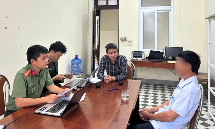 Đăng tải th&ocirc;ng tin sai sự thật về bầu cử, 2 người đ&agrave;n &ocirc;ng ở H&agrave; Tĩnh bị xử phạt 15 triệu đồng - Ảnh 2.