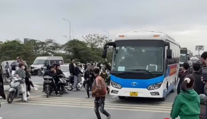 Cản trở giao th&ocirc;ng trong lễ giao nhận qu&acirc;n tại Hưng Y&ecirc;n: Nam thanh ni&ecirc;n bị xử l&yacute; - Ảnh 1.