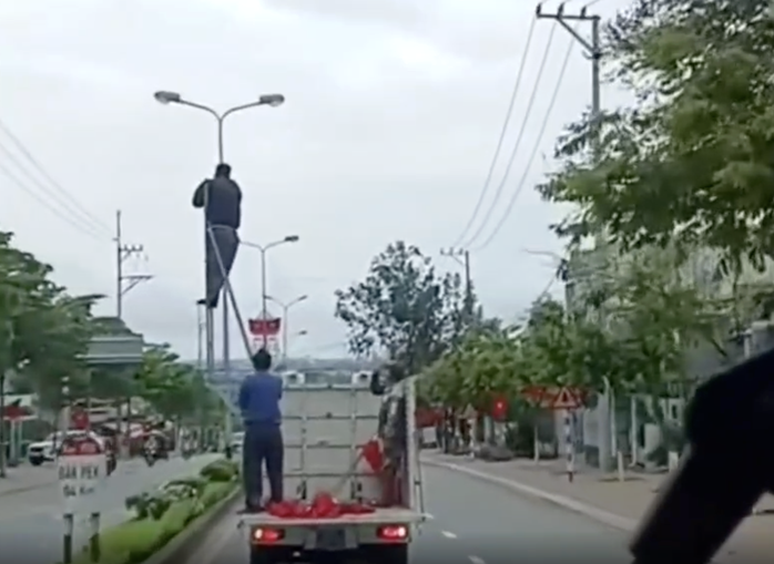 Xe biển xanh chở người l&agrave;m xiếc tr&ecirc;n quốc lộ g&acirc;y x&ocirc;n xao cộng đồng mạng - Ảnh 1.