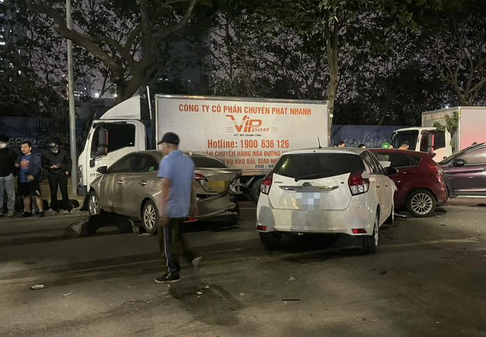 Tai nạn giao th&ocirc;ng H&agrave; Nội: Nhiều người bị thương trong vụ va chạm li&ecirc;n ho&agrave;n - Ảnh 1.