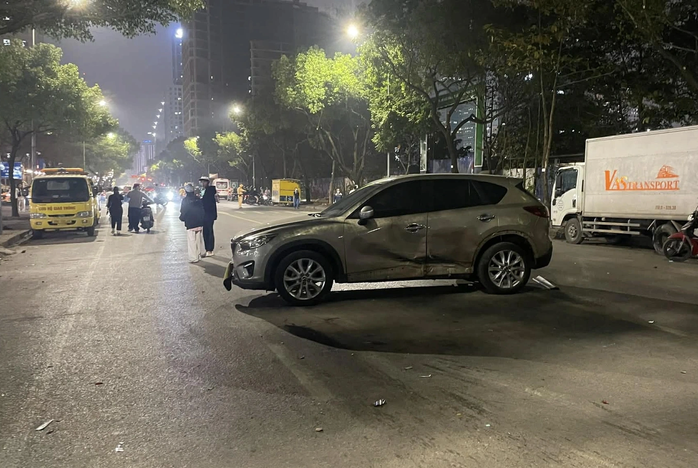 Tai nạn giao th&ocirc;ng H&agrave; Nội: Nhiều người bị thương trong vụ va chạm li&ecirc;n ho&agrave;n - Ảnh 2.
