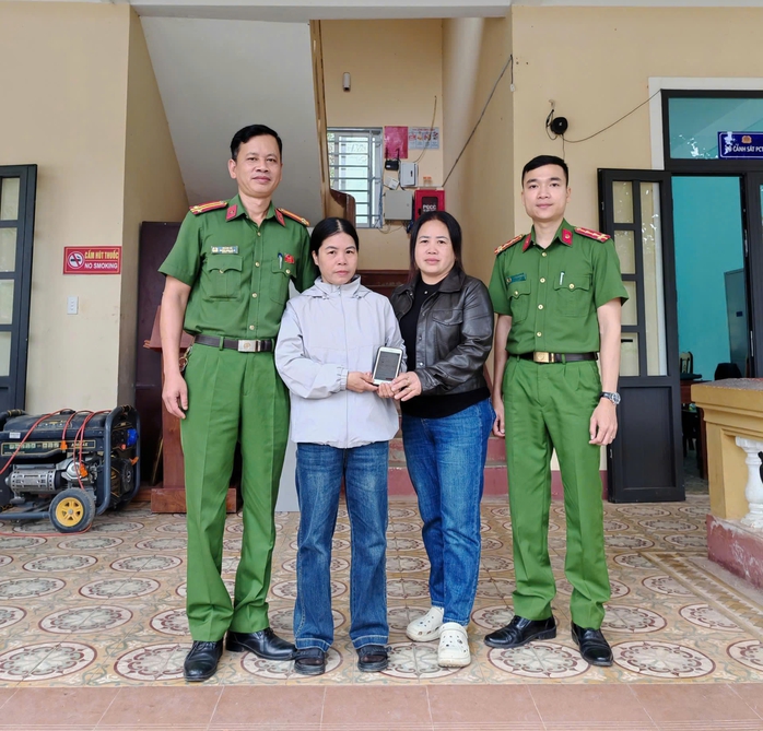 Nhận được số tiền rất lớn chuyển nhầm v&agrave;o t&agrave;i khoản, người phụ nữ lập tức tr&igrave;nh b&aacute;o - Ảnh 1.