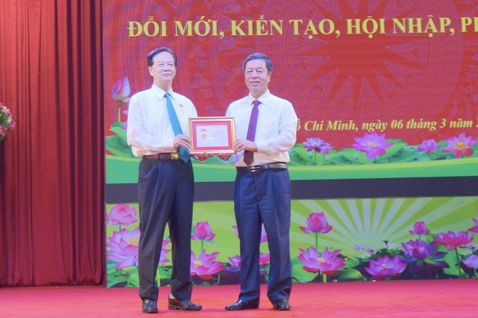 Nguy&ecirc;n Thủ tướng Nguyễn Tấn Dũng ra mắt s&aacute;ch - Ảnh 1.