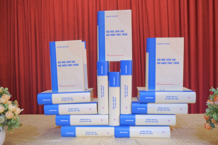 Nguy&ecirc;n Thủ tướng Nguyễn Tấn Dũng ra mắt s&aacute;ch - Ảnh 2.