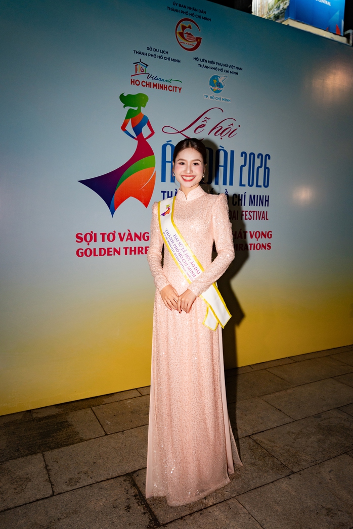 Mặc &aacute;o d&agrave;i đẹp như Nguyễn Thanh H&agrave;  - Ảnh 1.