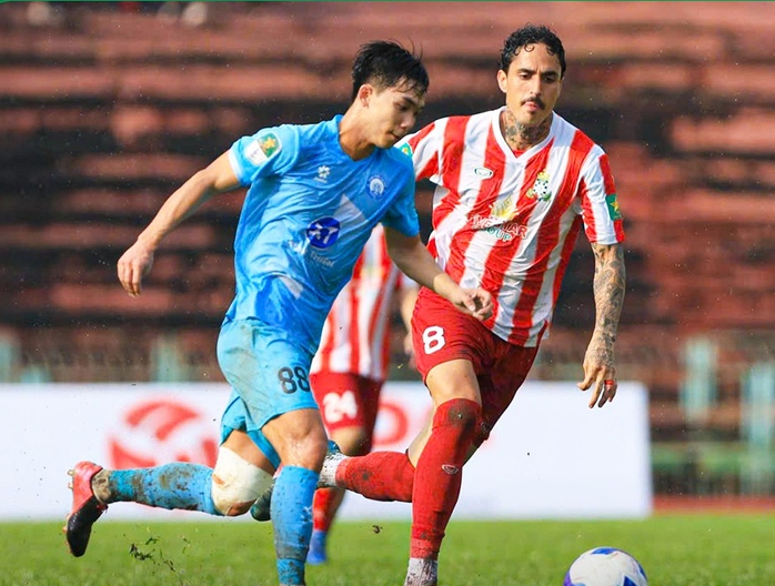 Mất người v&igrave; thẻ đỏ, CLB Long An thua ngược tr&ecirc;n s&acirc;n nh&agrave; - Ảnh 2.