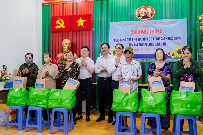 VIDEO: Những phần qu&agrave; ấm &aacute;p của Saigon Co.op trao gửi người d&acirc;n kh&oacute; khăn - Ảnh 1.