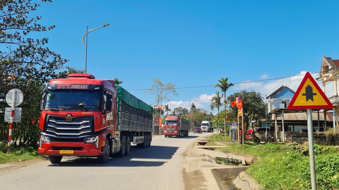Quốc lộ 49 nhiều xe chở than, quặng: Huế c&oacute; cấm xe sơ mi rơ-mo&oacute;c? - Ảnh 3.