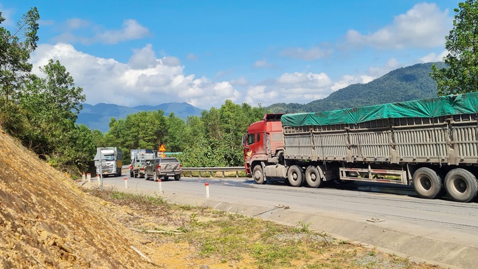 Quốc lộ 49 nhiều xe chở than, quặng: Huế c&oacute; cấm xe sơ mi rơ-mo&oacute;c? - Ảnh 1.