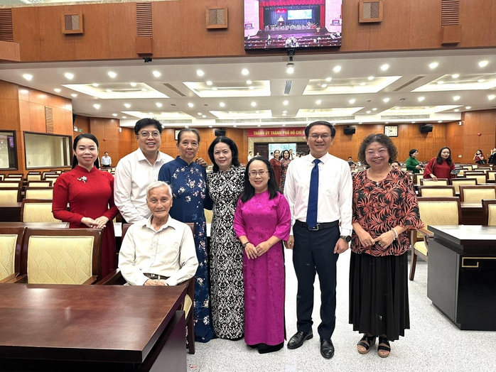 Cuộc hội ngộ x&uacute;c động với họa sĩ Cổ Tấn Long Ch&acirc;u - Ảnh 5.