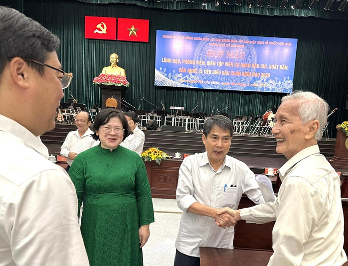 Cuộc hội ngộ x&uacute;c động với họa sĩ Cổ Tấn Long Ch&acirc;u - Ảnh 1.