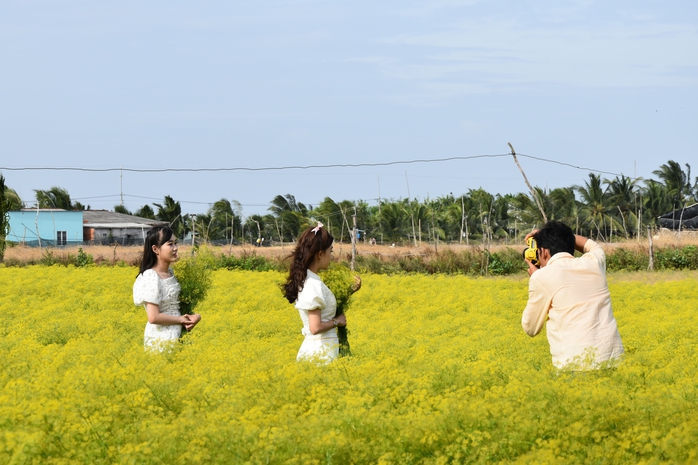 VIDEO: Du kh&aacute;ch đổ x&ocirc; ngắm những c&aacute;nh đồng hoa &ldquo;lạ&rdquo; ở C&agrave; Mau - Ảnh 13.