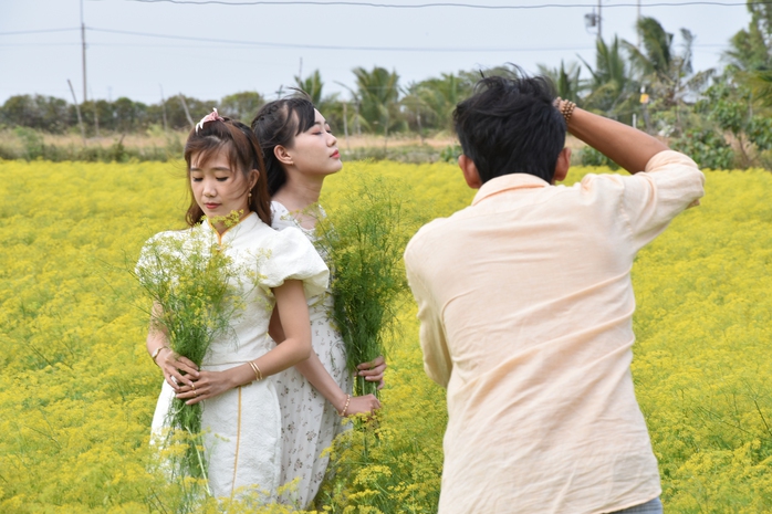 VIDEO: Du kh&aacute;ch đổ x&ocirc; ngắm những c&aacute;nh đồng hoa &ldquo;lạ&rdquo; ở C&agrave; Mau - Ảnh 15.