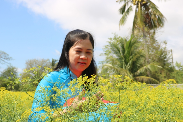 VIDEO: Du kh&aacute;ch đổ x&ocirc; ngắm những c&aacute;nh đồng hoa &ldquo;lạ&rdquo; ở C&agrave; Mau - Ảnh 7.