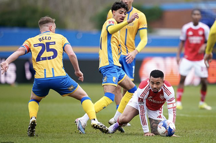 Hạ Mansfield Town, Arsenal nhọc nhằn v&agrave;o tứ kết FA Cup - Ảnh 5.
