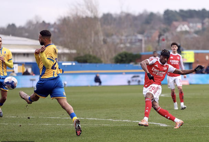 Hạ Mansfield Town, Arsenal nhọc nhằn v&agrave;o tứ kết FA Cup - Ảnh 2.