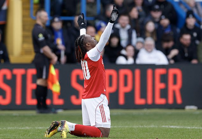 Hạ Mansfield Town, Arsenal nhọc nhằn v&agrave;o tứ kết FA Cup - Ảnh 4.