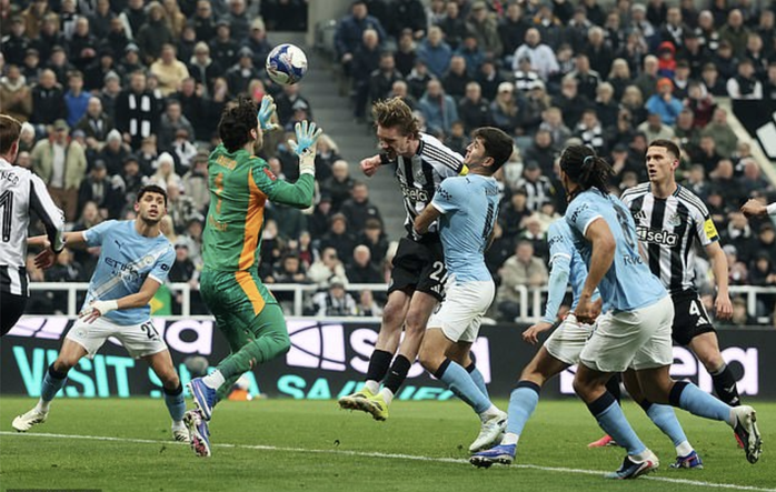 Marmoush lập "c&uacute; đ&uacute;p" si&ecirc;u phẩm, Man City v&agrave;o tứ kết FA Cup - Ảnh 2.