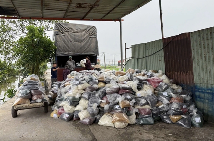 Cựu Ph&oacute; cục trưởng Hải quan nhận hối lộ gi&uacute;p doanh nghiệp l&agrave;m h&agrave;ng giả th&ocirc;ng quan - Ảnh 2.