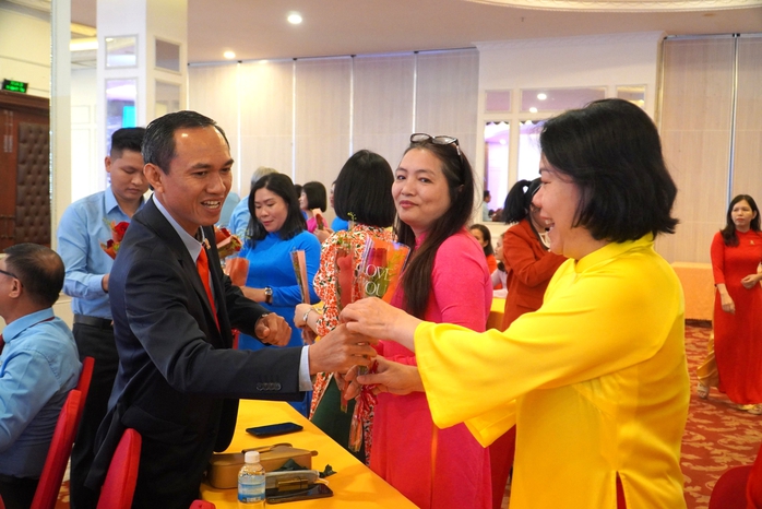 C&ocirc;ng ty Yến S&agrave;o Kh&aacute;nh H&ograve;a t&ocirc;n vinh nữ lao động  - Ảnh 4.