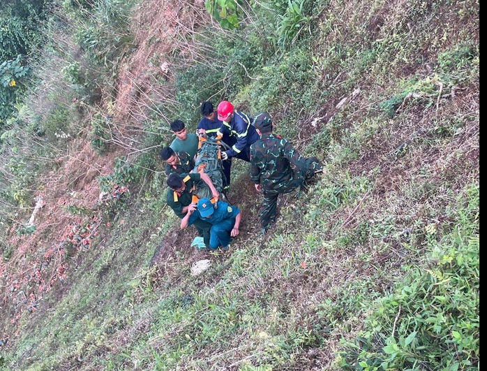 Xe tải lao xuống vực s&acirc;u 200m, 3 người thương vong - Ảnh 2.