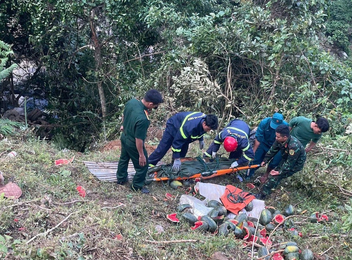 Xe tải lao xuống vực s&acirc;u 200m, 3 người thương vong - Ảnh 1.