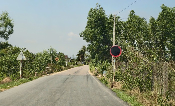 Biển b&aacute;o tải trọng li&ecirc;n tục bị b&ocirc;i đen tr&ecirc;n tuyến đường phục vụ s&acirc;n bay Ph&ugrave; C&aacute;t - Ảnh 1.