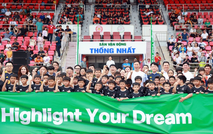 HLV Kim Sang-sik giao lưu, r&egrave;n luyện cho h&agrave;ng trăm cầu thủ nh&iacute; TP HCM - Ảnh 2.