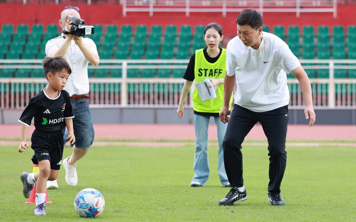 HLV Kim Sang-sik giao lưu, r&egrave;n luyện cho h&agrave;ng trăm cầu thủ nh&iacute; TP HCM - Ảnh 1.
