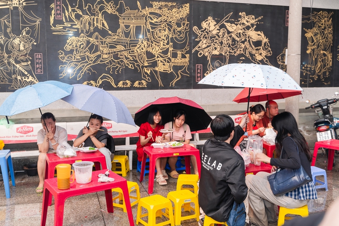 VIDEO: Người d&acirc;n TPHCM đội mưa, xếp h&agrave;ng chờ mua đậu hũ v&agrave;ng chấm muối hẹ "mỗi năm chỉ b&aacute;n một lần" - Ảnh 9.