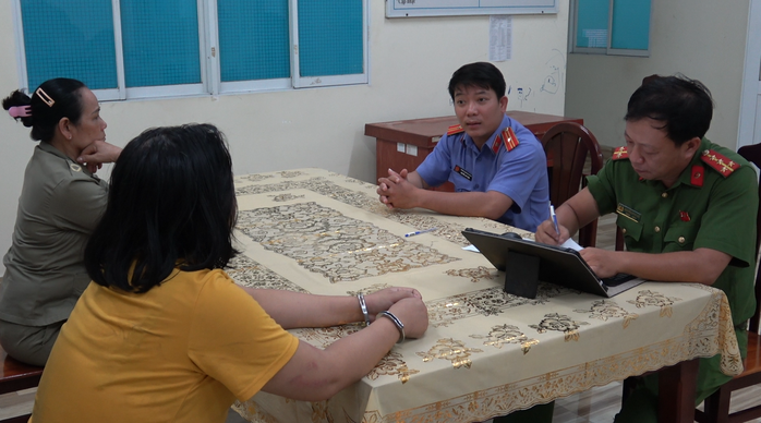 M&acirc;u thuẫn giao dịch , người phụ nữ cầm dao đập ph&aacute; tiệm v&agrave;ng ở Đồng Th&aacute;p - Ảnh 2.