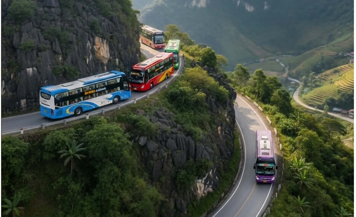 CSGT lái xe giường nằm 2 tầng để đánh giá an toàn trên đường đèo - Ảnh 1.