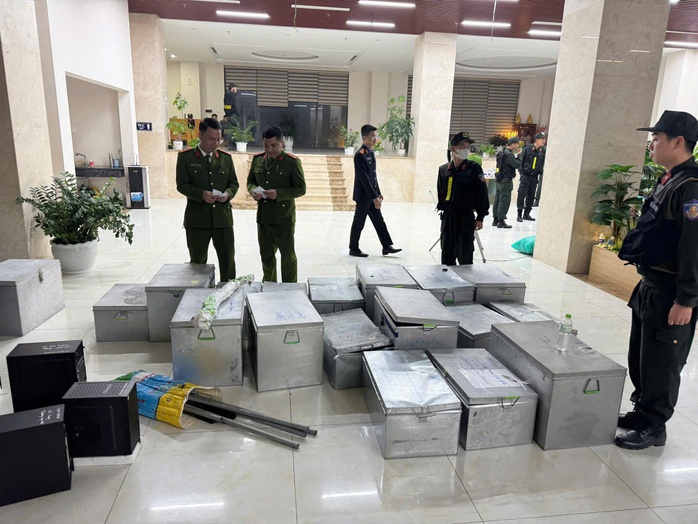 Bắt tạm giam "ông trùm cát tặc" cùng 2 đệ tử thu vũ khí quân dụng và ma túy - Ảnh 1.