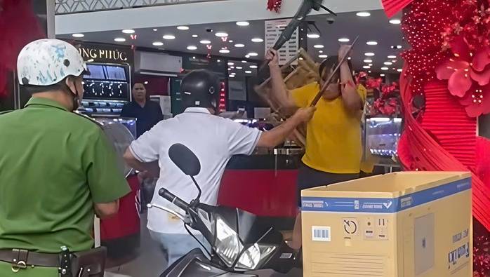 M&acirc;u thuẫn giao dịch , người phụ nữ cầm dao đập ph&aacute; tiệm v&agrave;ng ở Đồng Th&aacute;p - Ảnh 1.