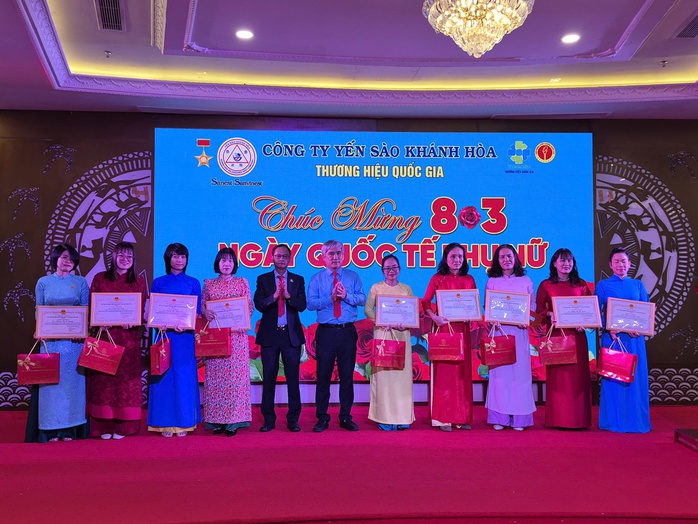 C&ocirc;ng ty Yến S&agrave;o Kh&aacute;nh H&ograve;a t&ocirc;n vinh nữ lao động  - Ảnh 3.