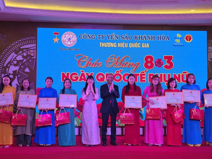 C&ocirc;ng ty Yến S&agrave;o Kh&aacute;nh H&ograve;a t&ocirc;n vinh nữ lao động  - Ảnh 2.