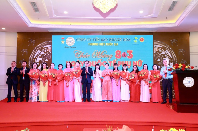 C&ocirc;ng ty Yến S&agrave;o Kh&aacute;nh H&ograve;a t&ocirc;n vinh nữ lao động  - Ảnh 1.