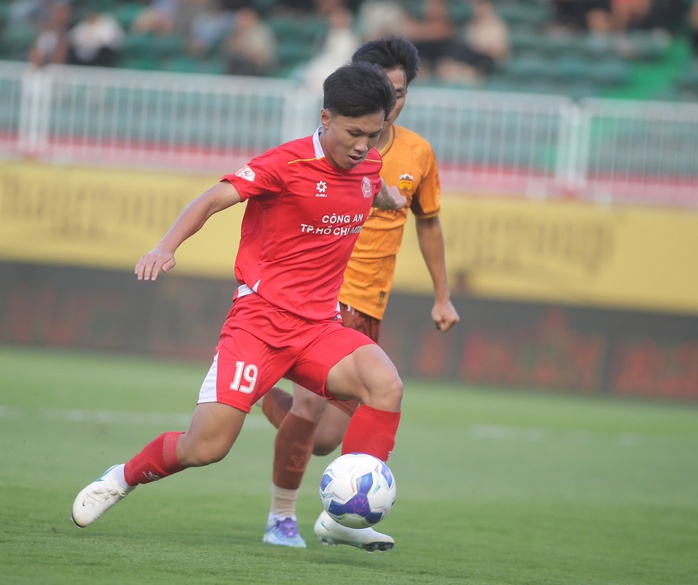 Việt kiều Khoa Ng&ocirc; lập c&ocirc;ng gi&uacute;p CLB C&ocirc;ng an TP HCM đ&aacute;nh bại Ho&agrave;ng Anh Gia Lai - Ảnh 1.