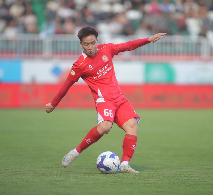 Việt kiều Khoa Ng&ocirc; lập c&ocirc;ng gi&uacute;p CLB C&ocirc;ng an TP HCM đ&aacute;nh bại Ho&agrave;ng Anh Gia Lai - Ảnh 2.