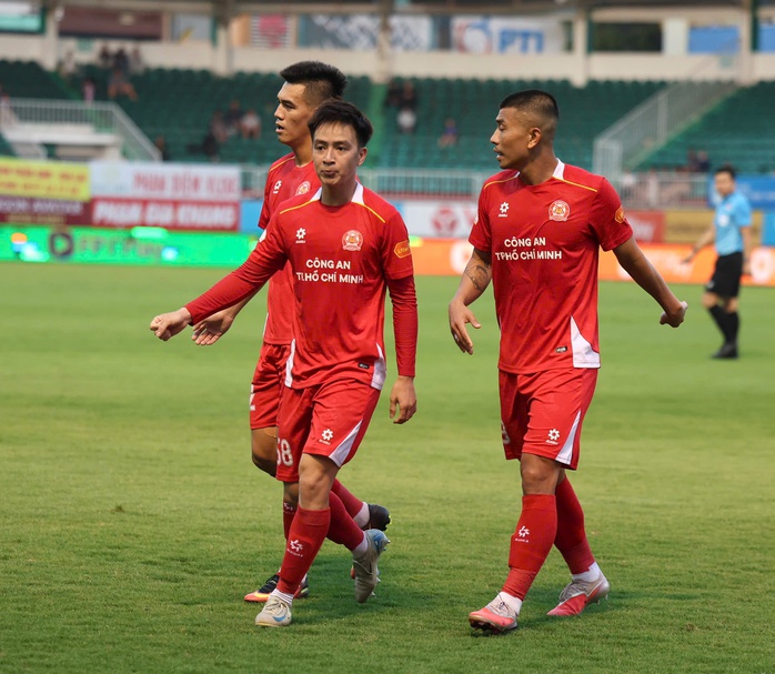 Việt kiều Khoa Ng&ocirc; lập c&ocirc;ng gi&uacute;p CLB C&ocirc;ng an TP HCM đ&aacute;nh bại Ho&agrave;ng Anh Gia Lai - Ảnh 4.