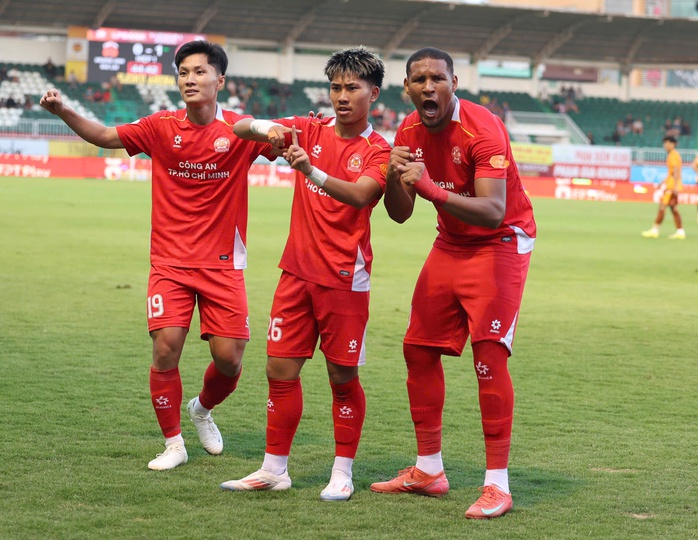 Việt kiều Khoa Ng&ocirc; lập c&ocirc;ng gi&uacute;p CLB C&ocirc;ng an TP HCM đ&aacute;nh bại Ho&agrave;ng Anh Gia Lai - Ảnh 3.