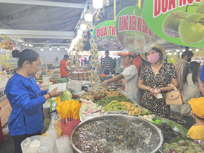 Lễ hội bánh dân gian Nam Bộ 2026: Tác phẩm bản đồ Việt Nam từ bánh pía - Ảnh 1. Lễ hội bánh dân gian Nam Bộ 2026: Tác phẩm bản đồ Việt Nam từ bánh pía - Ảnh 1.