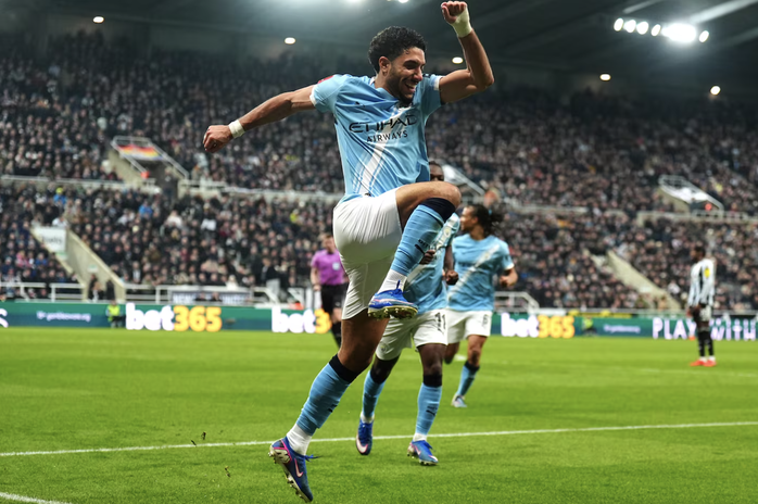 Pep Guardiola đối mặt &aacute;n cấm chỉ đạo sau chiến thắng ngược d&ograve;ng ở FA Cup - Ảnh 3.