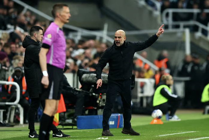 Pep Guardiola đối mặt &aacute;n cấm chỉ đạo sau chiến thắng ngược d&ograve;ng ở FA Cup - Ảnh 1.