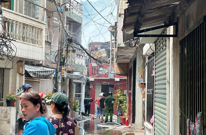 Cháy lớn nhà dân ở TPHCM vào ngày chủ nhật - Ảnh 1.