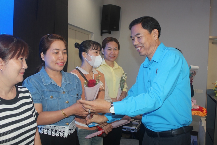 Những phần qu&agrave; đặc biệt cho người lao động nh&acirc;n dịp 8-3 - Ảnh 6.