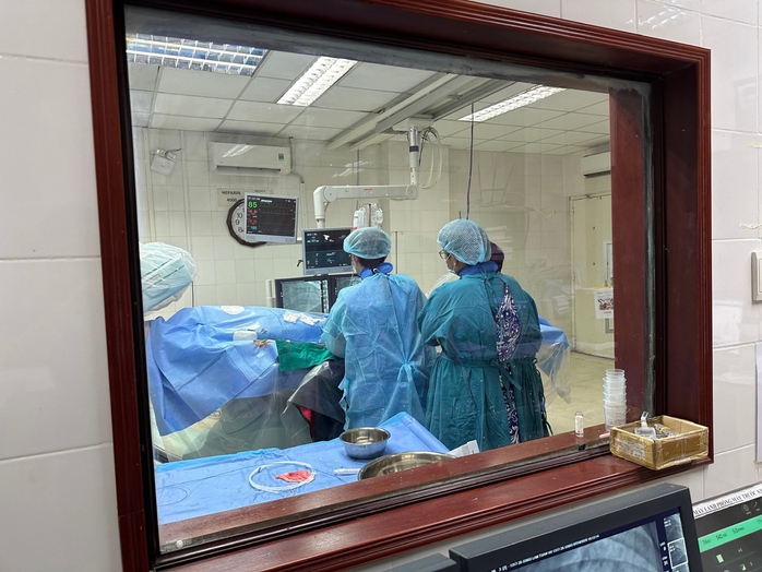 Cứu sống một bệnh nh&acirc;n bị nhồi m&aacute;u cơ tim sau khi bị điện giật - Ảnh 1.